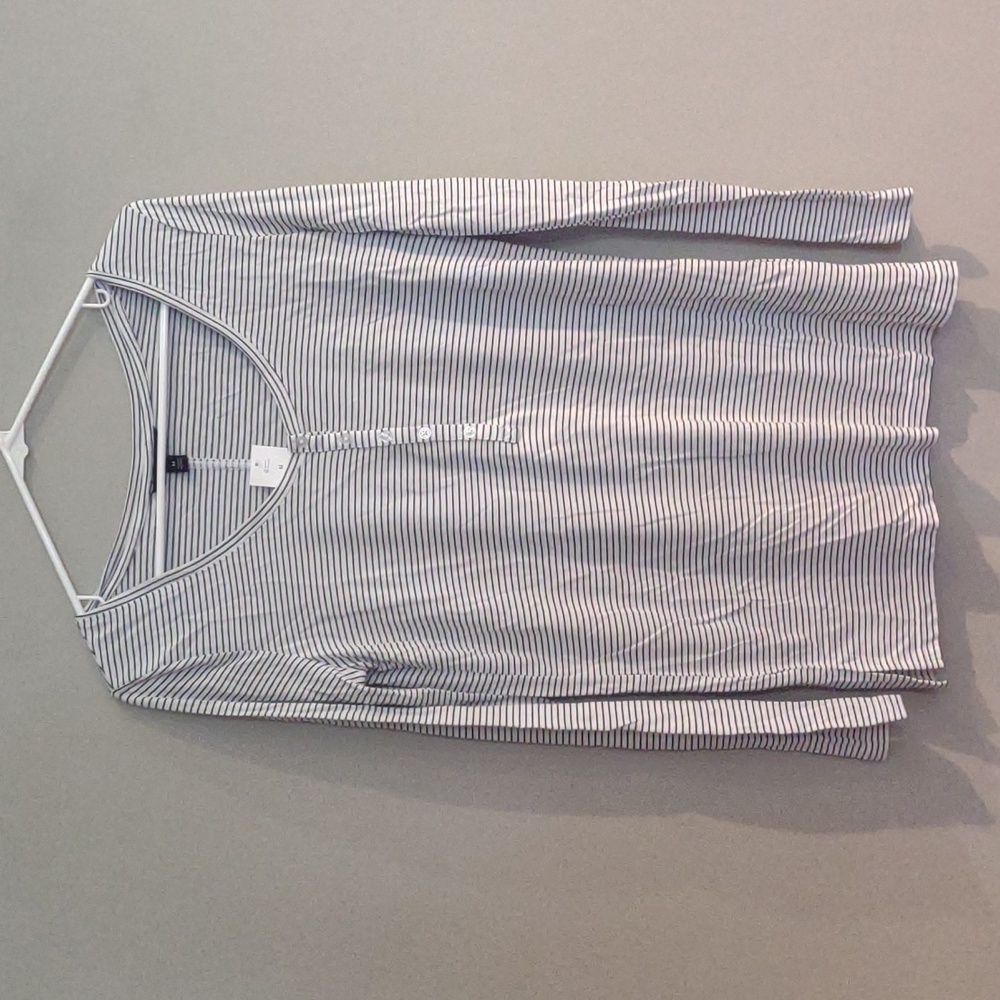 NWT Banana Republic women's medium long sleeve navy white stripe 5 button top